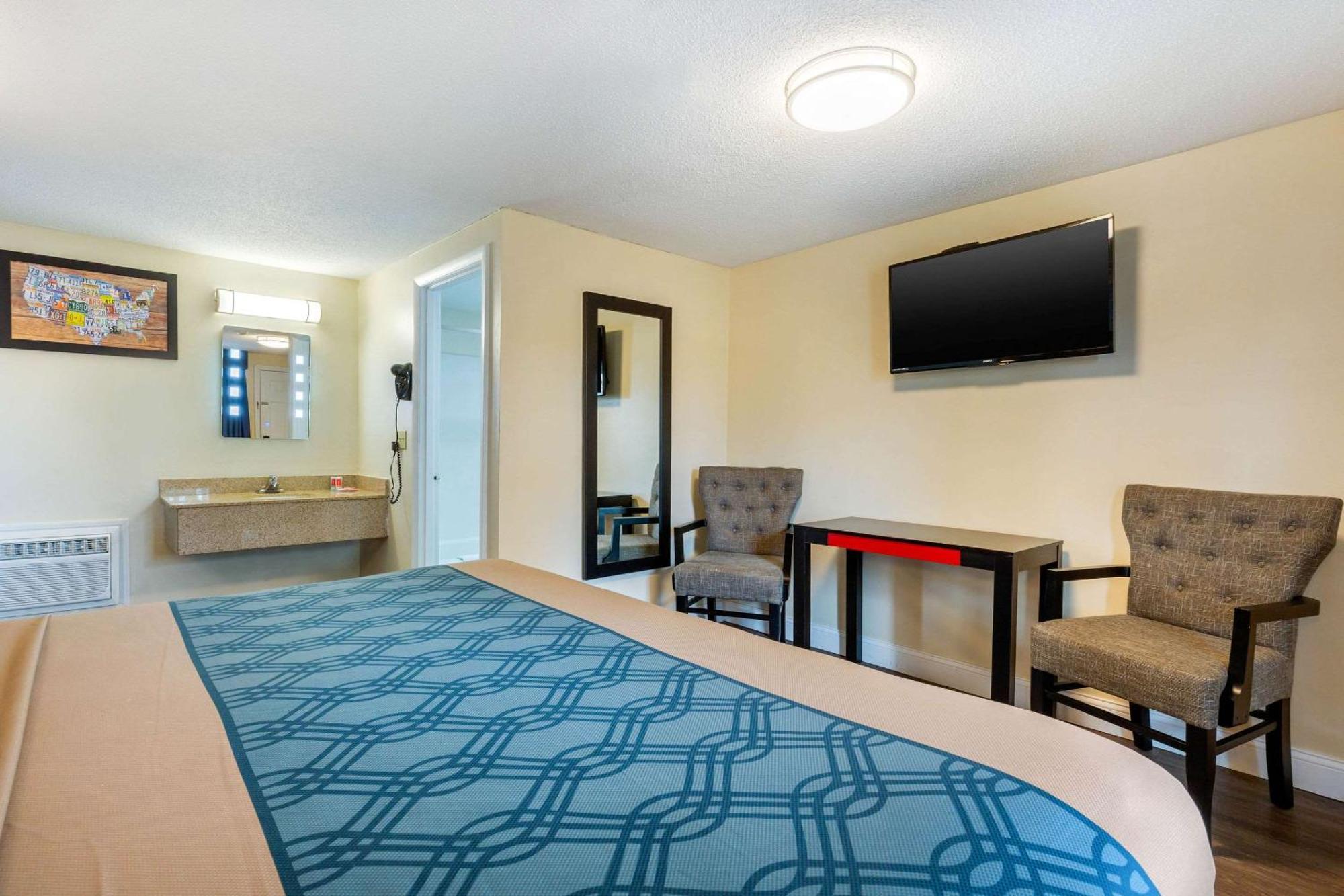 Deluxe King Room - Non-Smoking